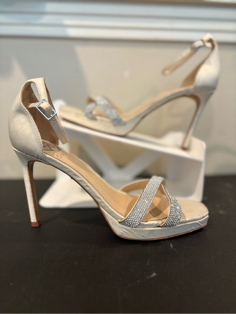 VINCE CAMUTO Womens Ivory Crossover Crystal Kalvira 2 Stiletto Heels Sandal Sz 8